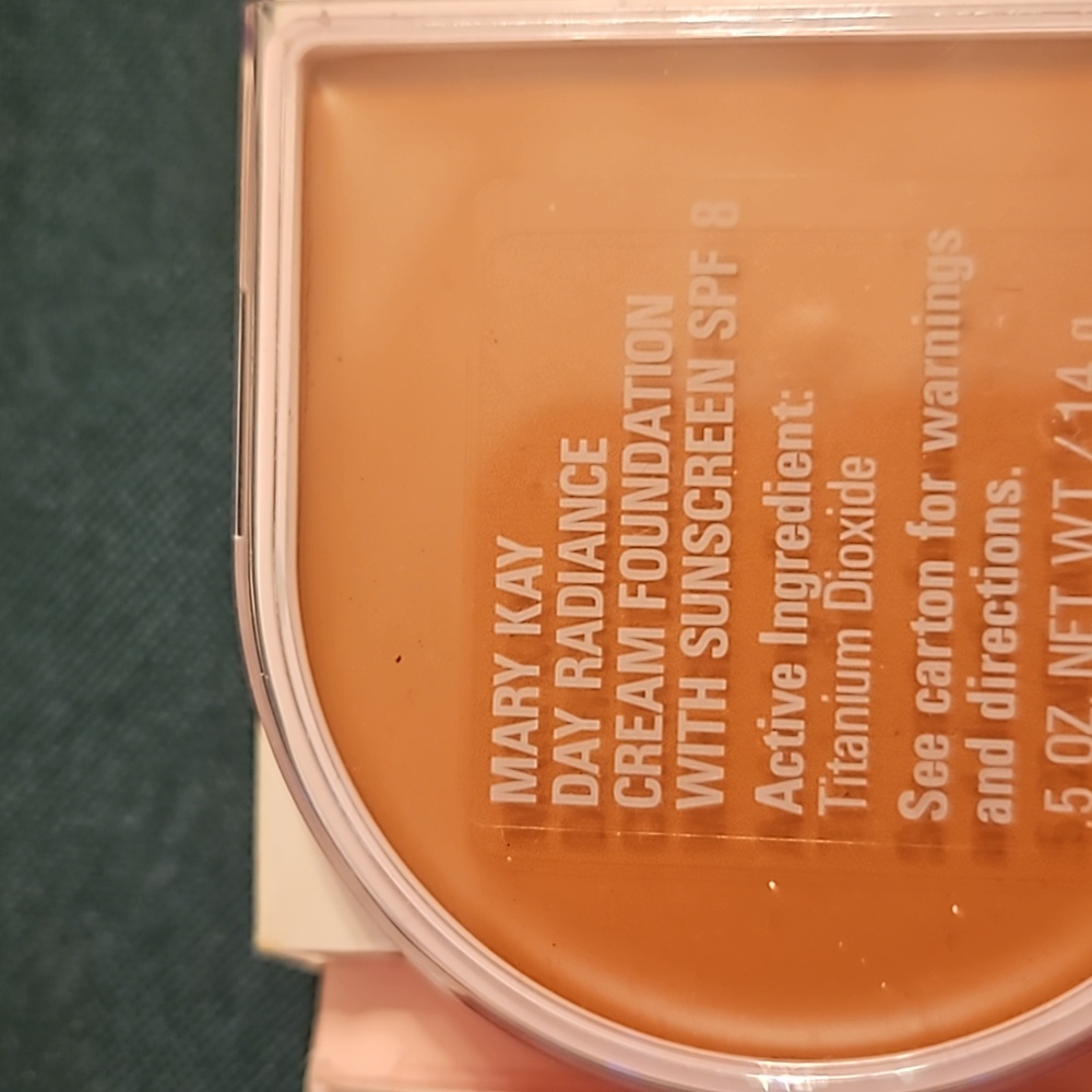 1 Day radiance cream foundation Deep bronze, classic bronze, chestnut bronze,